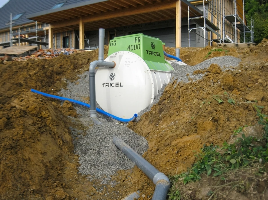 Chantier extérieur en cours, installation d'un système d'assainissement autonome en fouille ouverte