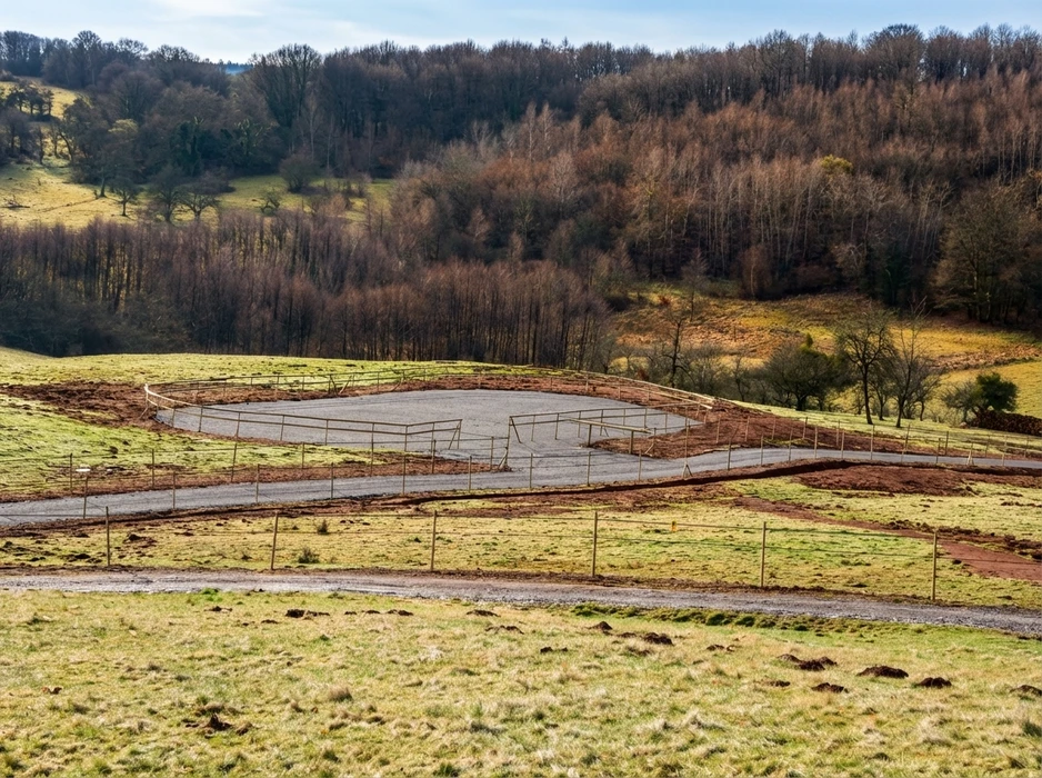 Chantier rural en cours d'aménagement sur terrain vallonné