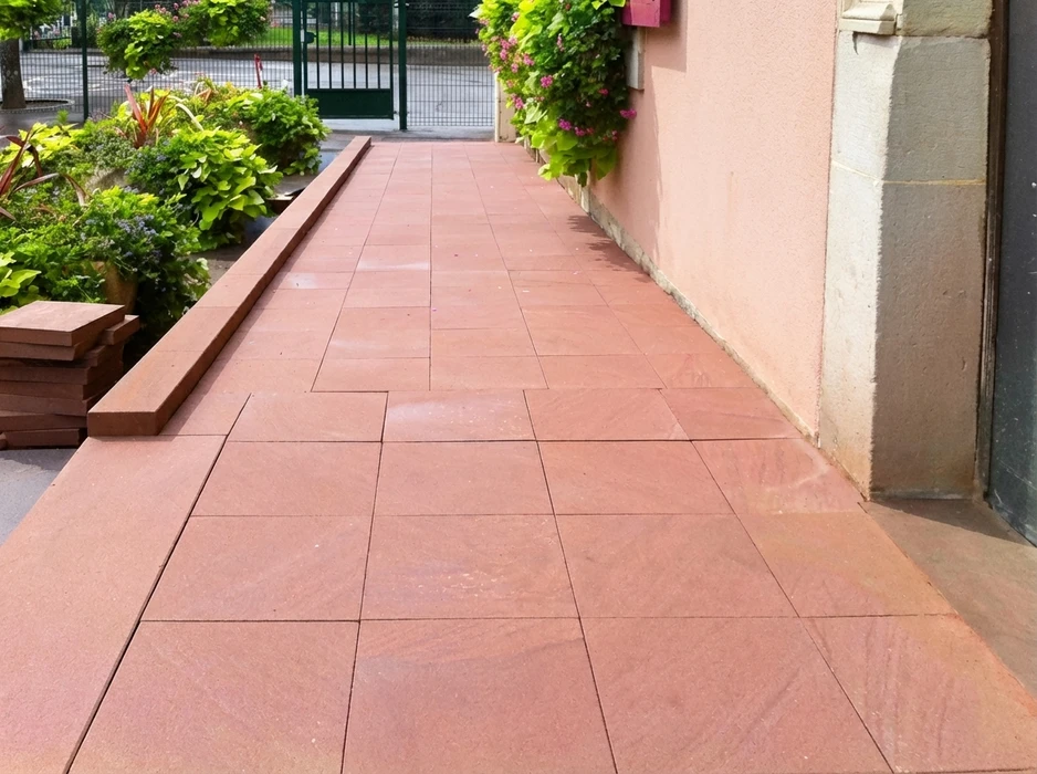 Allée extérieure dallée de carreaux en grès cérame rouge-rosé, format 60x60 cm, posés en joints décalés