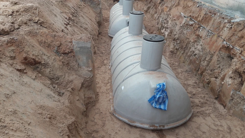 Chantier extérieur d'installation de système d'assainissement dans tranchée excavée