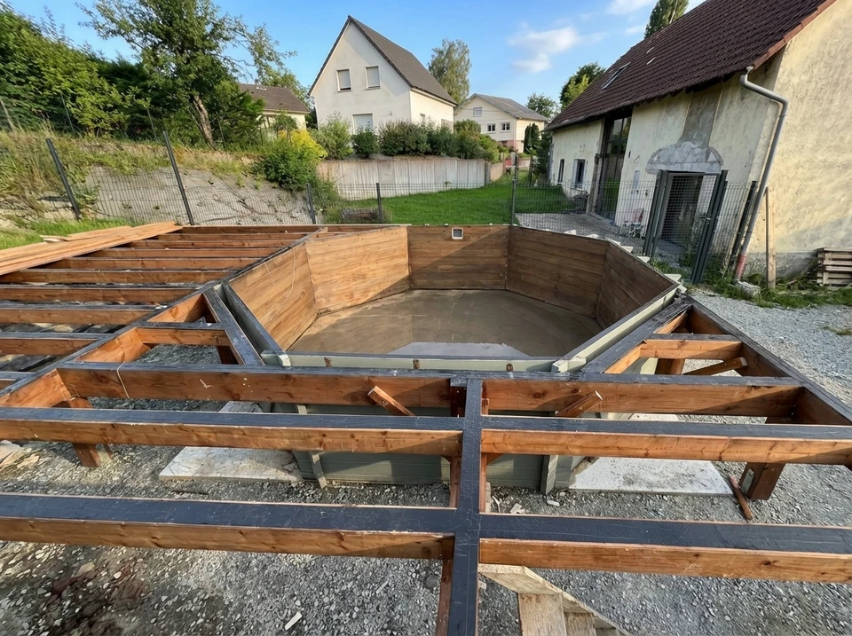 Installation d'une clôture horizontale en bois autour de la maison et de la terre