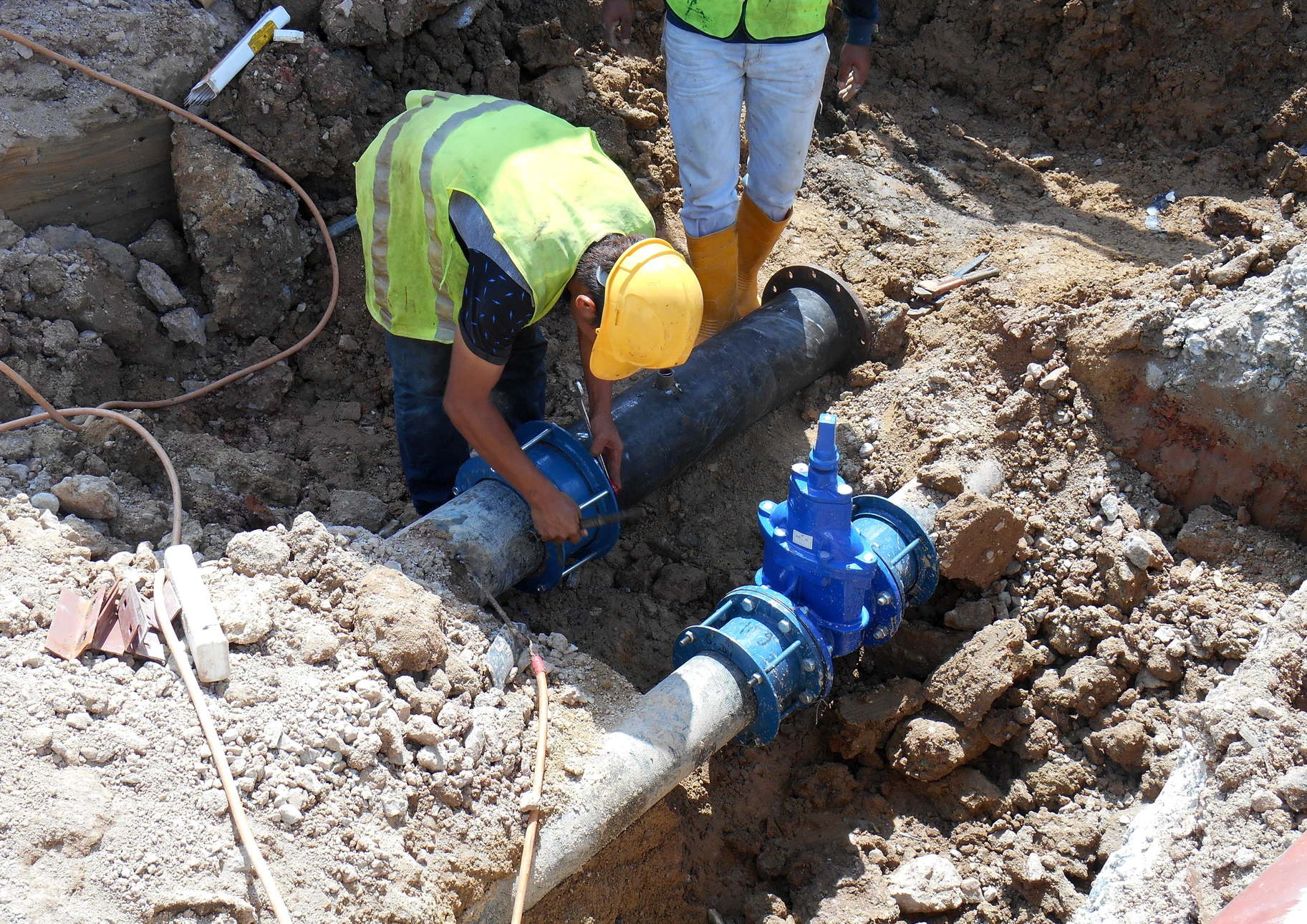 Chantier ext&eacute;rieur d'installation de syst&egrave;me d'assainissement dans tranch&eacute;e excav&eacute;e
