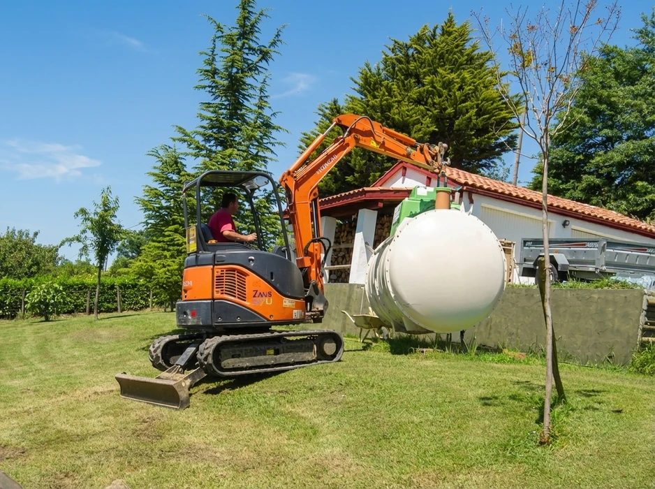 Chantier de construction en extérieur avec excavation profonde pour installation de canalisations souterraines