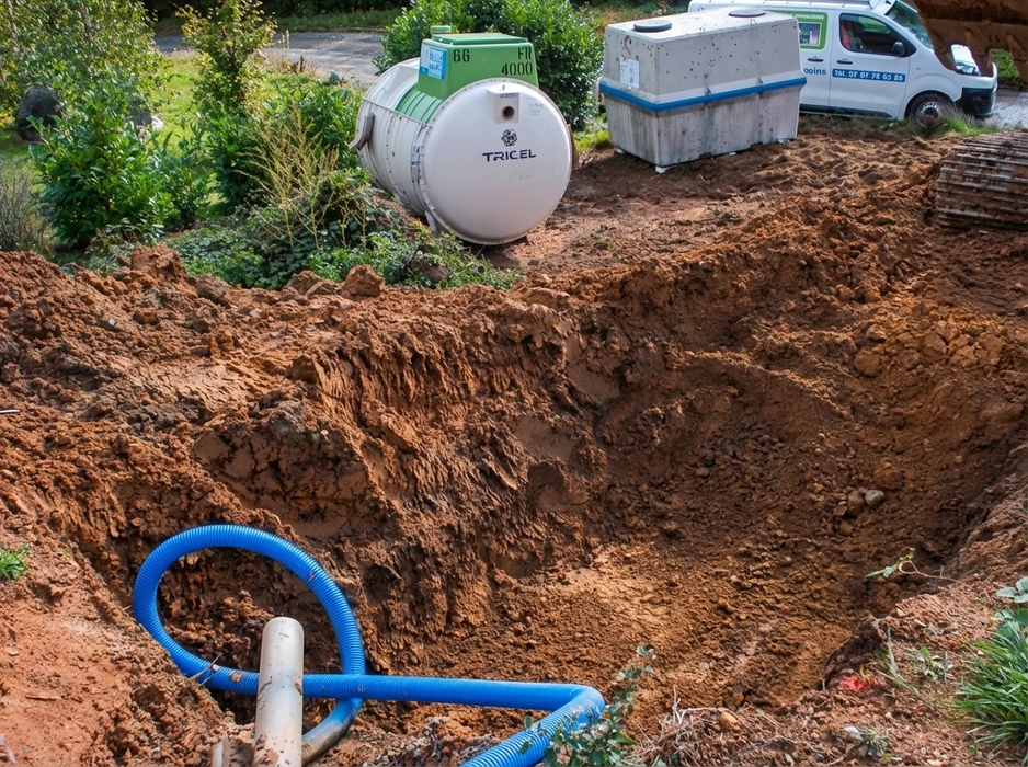 Chantier extérieur d'installation de fosse septique en cours