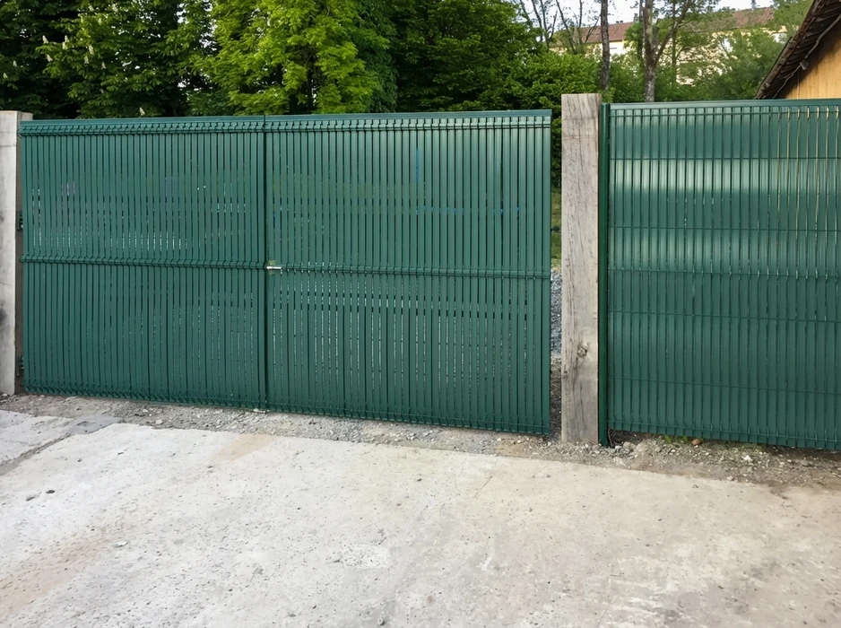 Chantier extérieur de construction d'un mur de soutènement en gabions, constitué de trois rangées de cages métalliques galvanisées remplies de pierres calcaires concassées